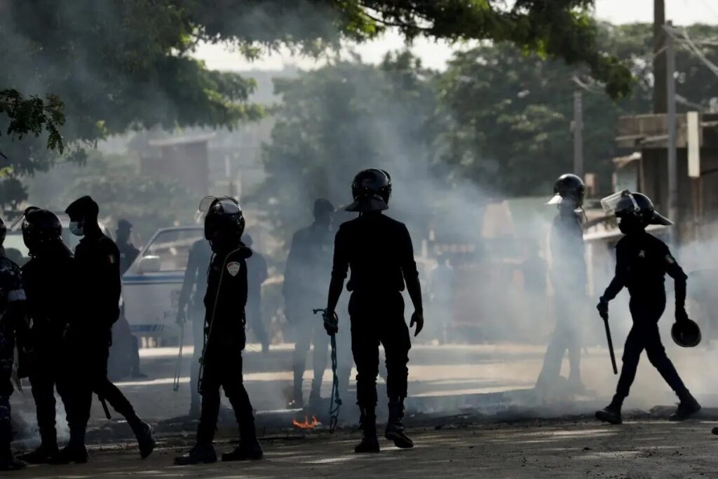 Côte d’Ivoire : un gendarme et un manifestant tués lors de troubles