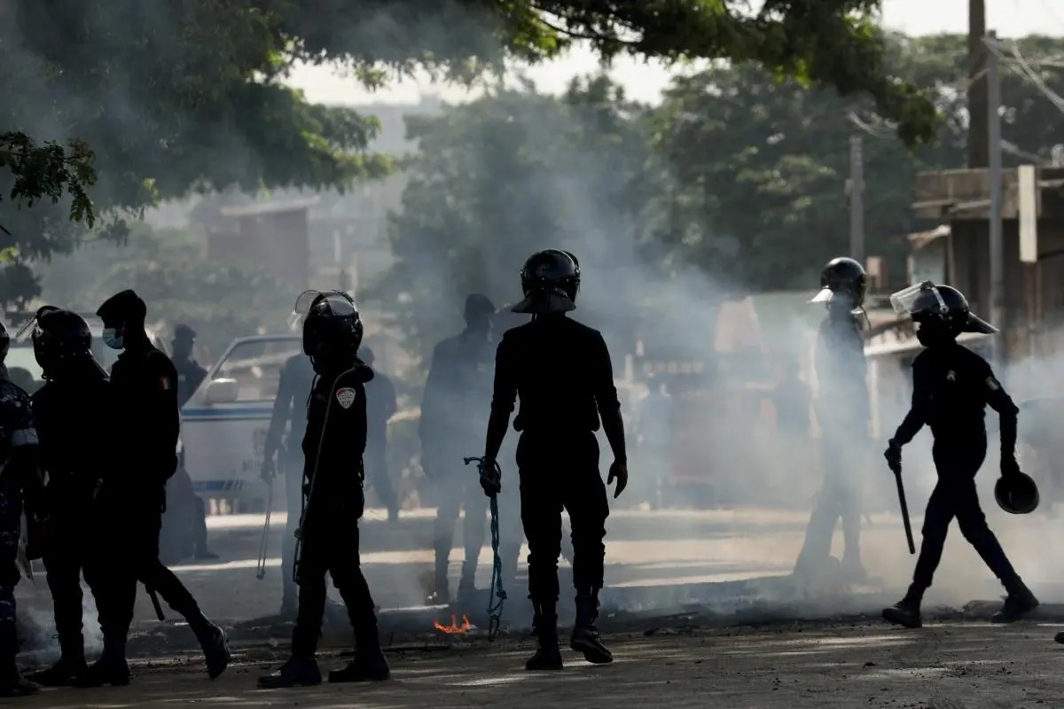 Côte d’Ivoire : un gendarme et un manifestant tués lors de troubles