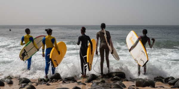Sénégal : le surf comme levier pour le retour des filles à l’école