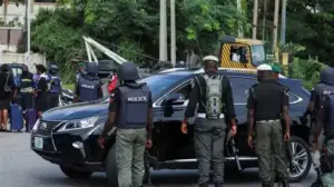 Les autorités ont annoncé l’arrestation d’un groupe armé soupçonné d’avoir orchestré un enlèvement de grande ampleur dans un lieu de culte.