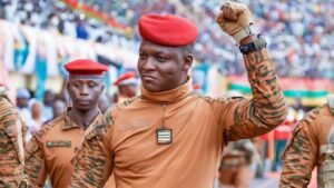 Burkina Faso : la junte frappe fort en dissolvant une centaine d’associations