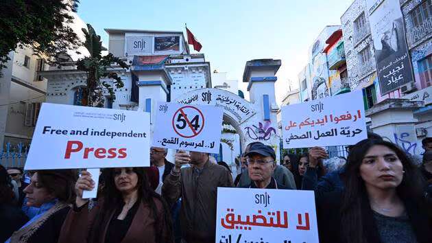 Justice : peine de trois ans et demi confirmée contre deux journalistes critiques du pouvoir tunisien