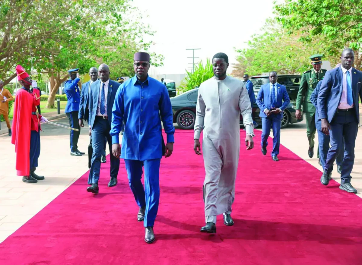 Sénégal : une loi promulguée par Diomaye Faye rouvre la voie à une candidature Sonko en 2029