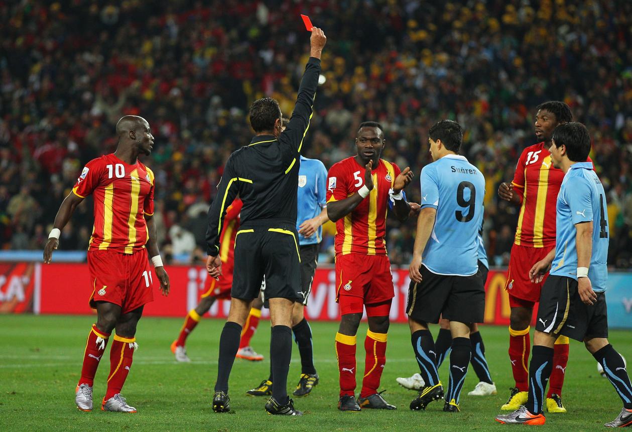 2 juillet 2010, Soccer City : le but de Muntari, la main de Suárez sur sa ligne à la 120e minute, le carton (Coupe du monde)