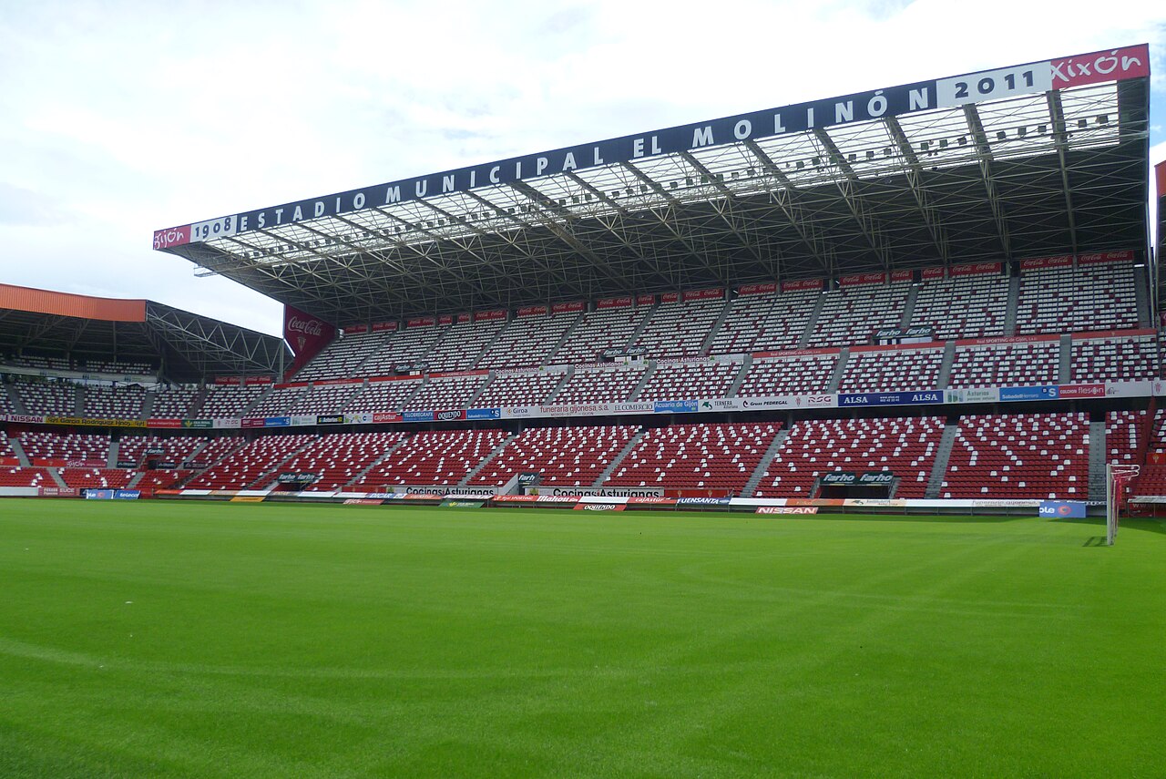 Le stade El Molinón de Gijón, théâtre du match RFA-Autriche du 25 juin 1982 — le « scandale de Gijón » — qui (Coupe du monde)