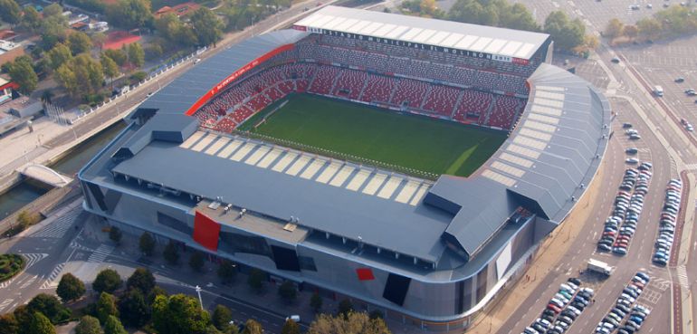 Le stade El Molinón de Gijón, théâtre du match RFA-Autriche du 25 juin 1982 — le « scandale de Gijón » — qui (Coupe du monde)
