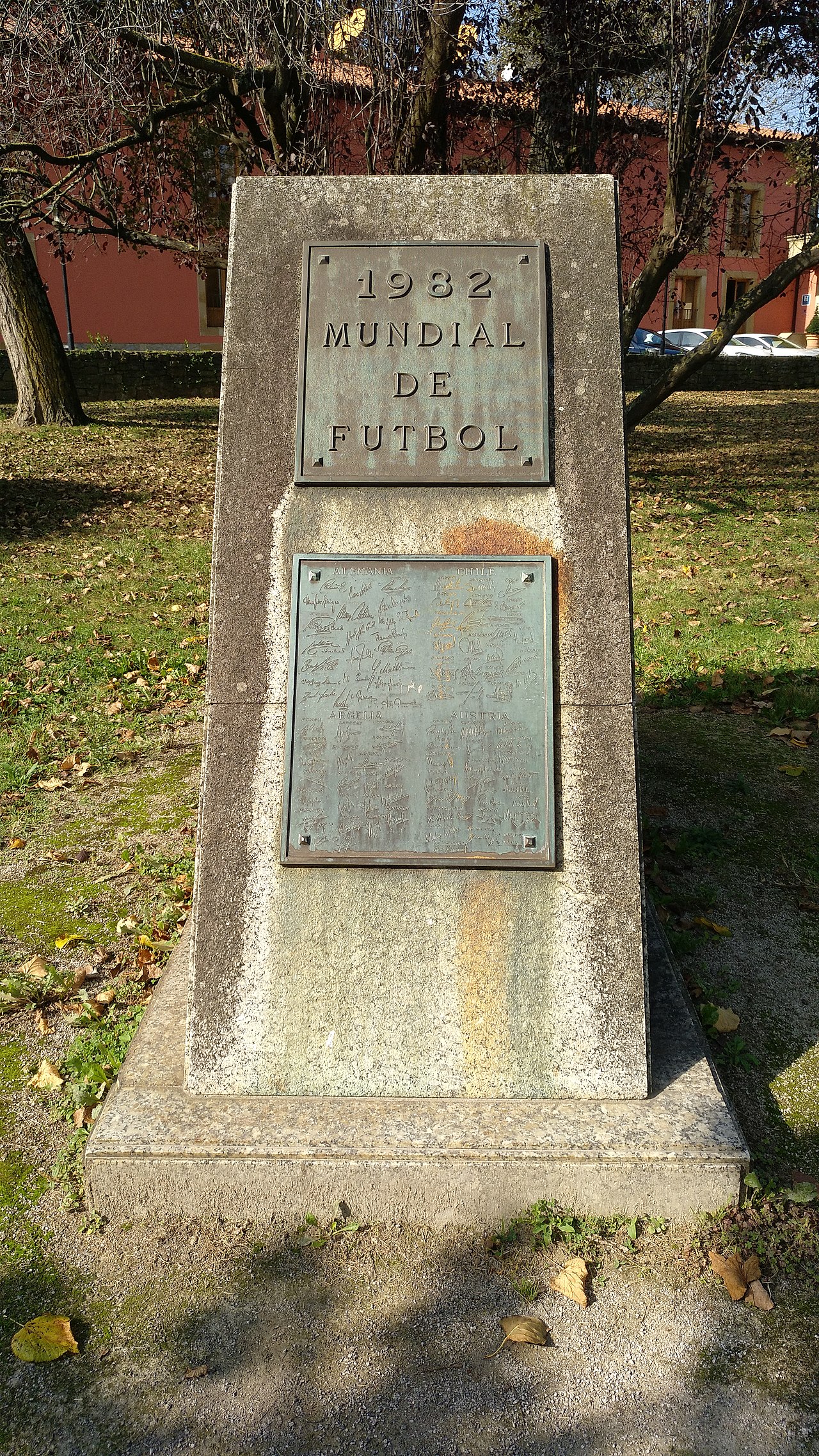 Le stade El Molinón de Gijón, théâtre du match RFA-Autriche du 25 juin 1982 — le « scandale de Gijón » — qui (Coupe du monde)
