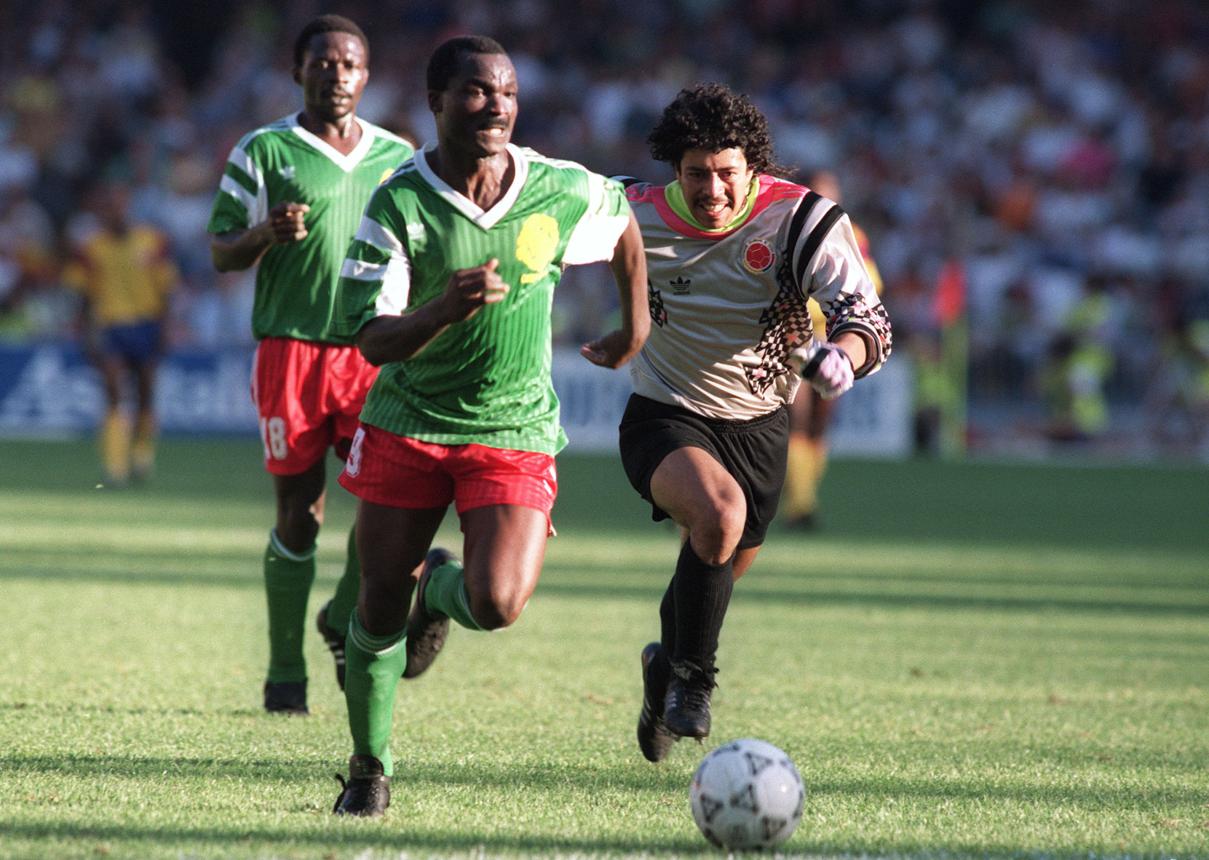 À 38 ans, Roger Milla devient le visage mondial de l’Afrique footballistique. Ses quatre buts et ses…