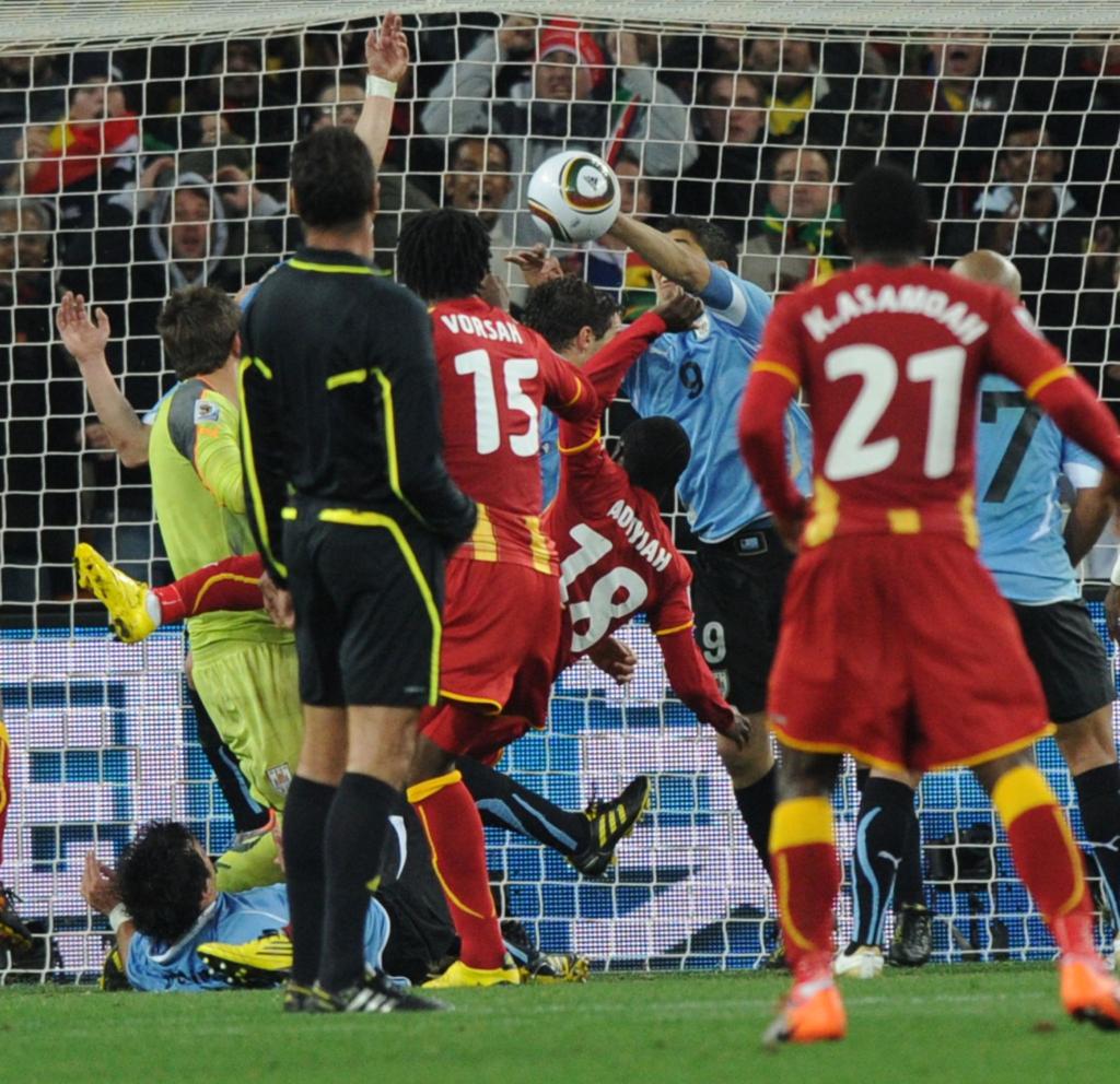 2 juillet 2010, Soccer City : le but de Muntari, la main de Suárez sur sa ligne à la 120e minute, le carton (Coupe du monde)