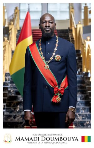 Portrait officiel de Mamadi Doumbouya, président de la République de Guinée