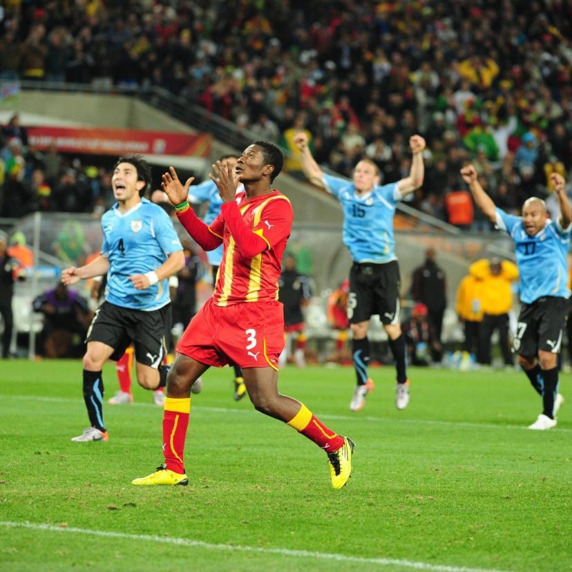 2 juillet 2010, Soccer City : le but de Muntari, la main de Suárez sur sa ligne à la 120e minute, le carton (Coupe du monde)