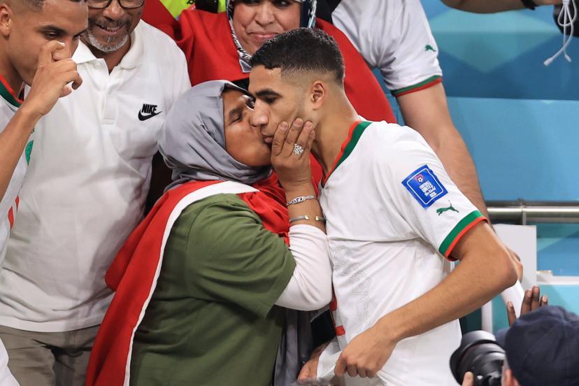 Achraf Hakimi célèbre la qualification historique du Maroc avec sa mère dans les tribunes du stade Education (Coupe du monde)