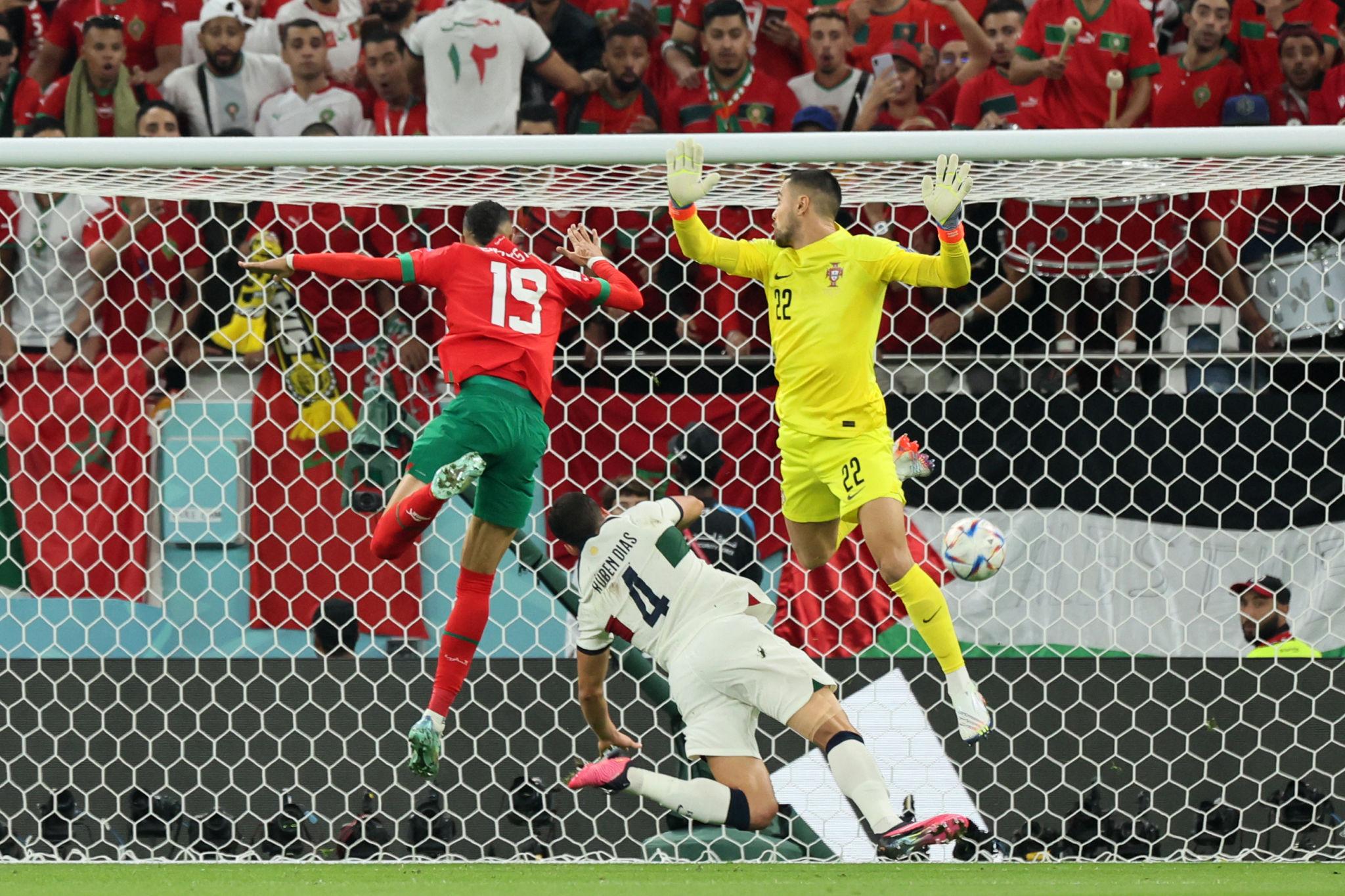 À près de trois mètres du sol, Youssef En-Nesyri inscrit le but qui ouvre pour la première fois à l’Afrique…