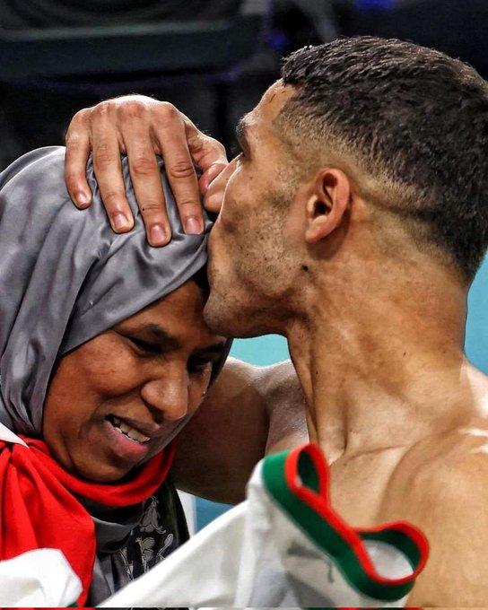 Achraf Hakimi célèbre la qualification historique du Maroc avec sa mère dans les tribunes du stade Education (Coupe du monde)