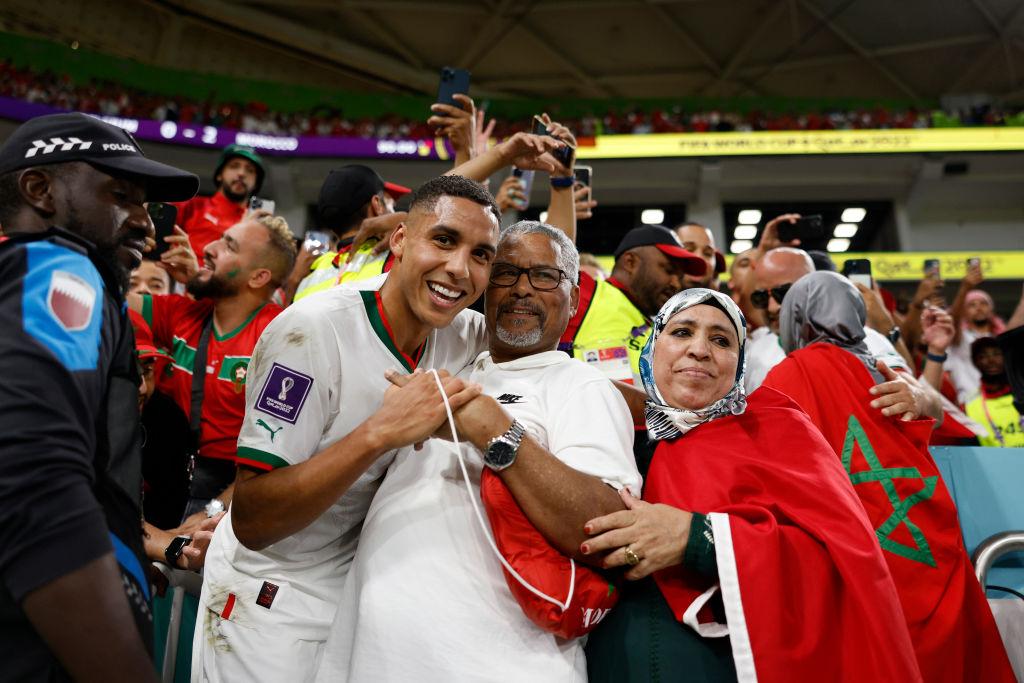 Achraf Hakimi célèbre la qualification historique du Maroc avec sa mère dans les tribunes du stade Education (Coupe du monde)