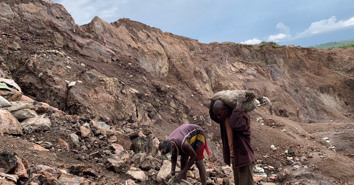 Mineurs artisanaux de cobalt dans une mine de la République démocratique du Congo