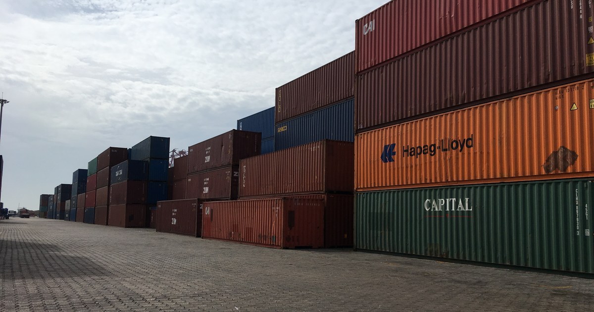 Conteneurs empilés au Port autonome de Cotonou