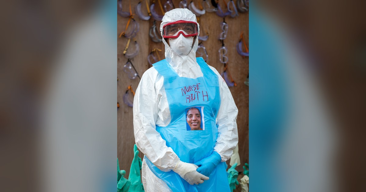 Soignante en équipement de protection dans une unité de traitement Ebola