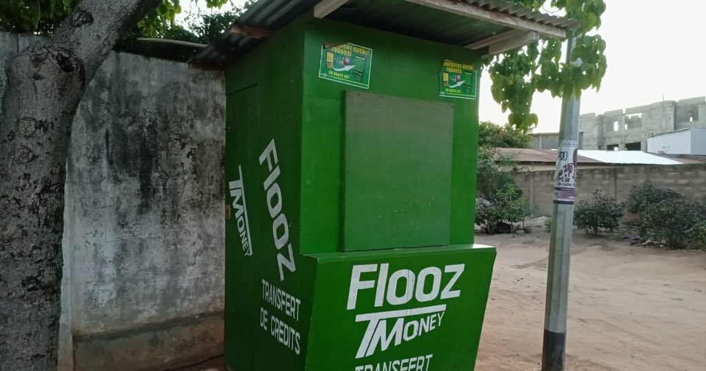 Kiosque de mobile money en Afrique de l'Ouest, illustration de la fintech que le Nigeria et le Kenya encadrent plus strictement