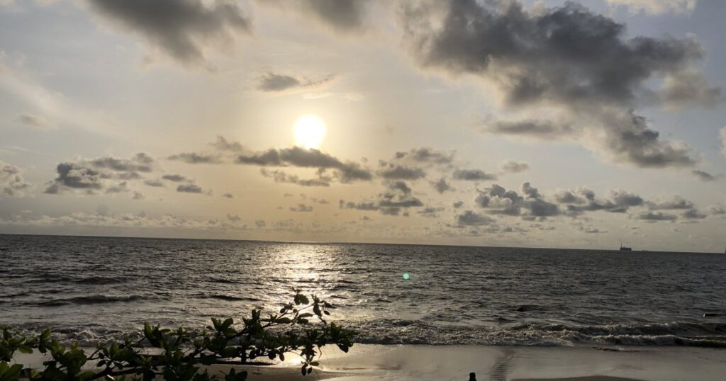 Coucher de soleil sur le littoral de Kribi, au Cameroun