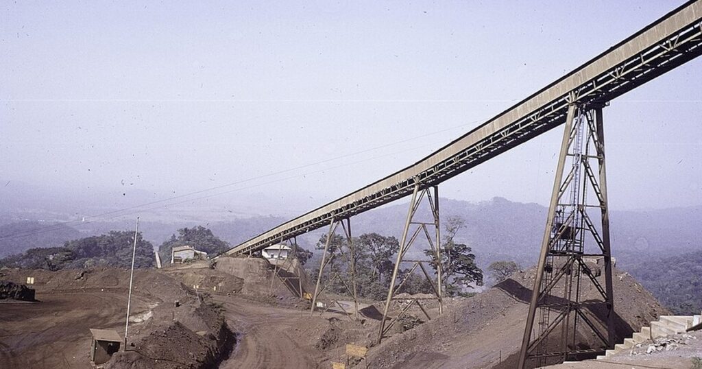 Mine de fer à ciel ouvert, comme le projet Mbalam au Cameroun visé par l'arbitrage
