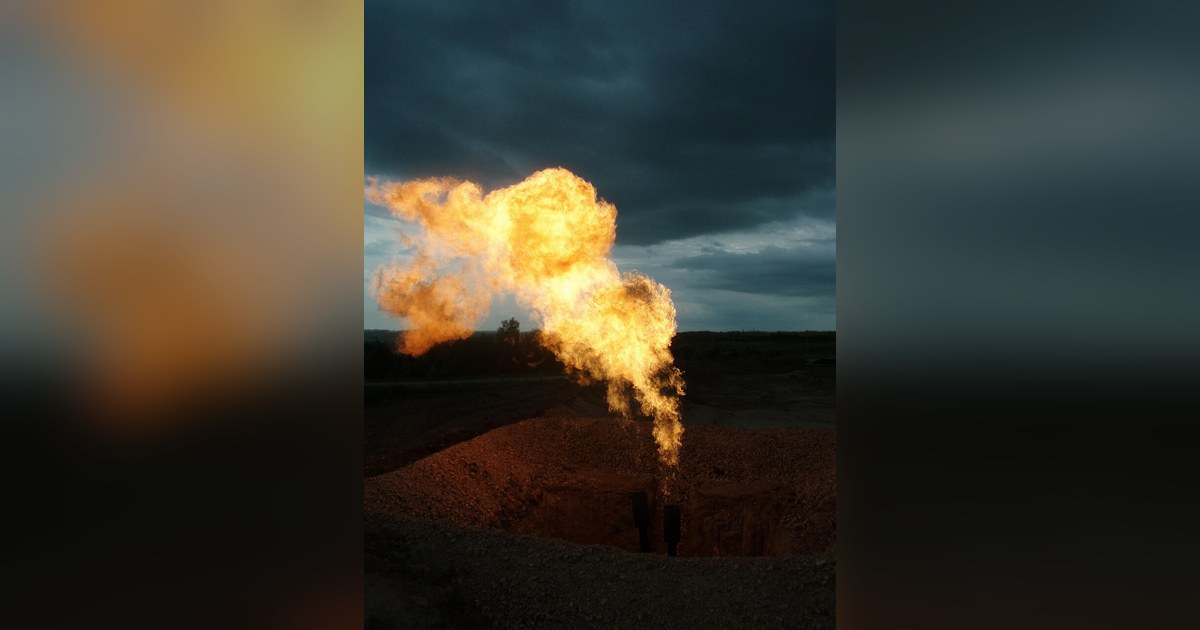 Torchère de gaz sur un site pétrolier, pollution dénoncée à Muanda en RDC