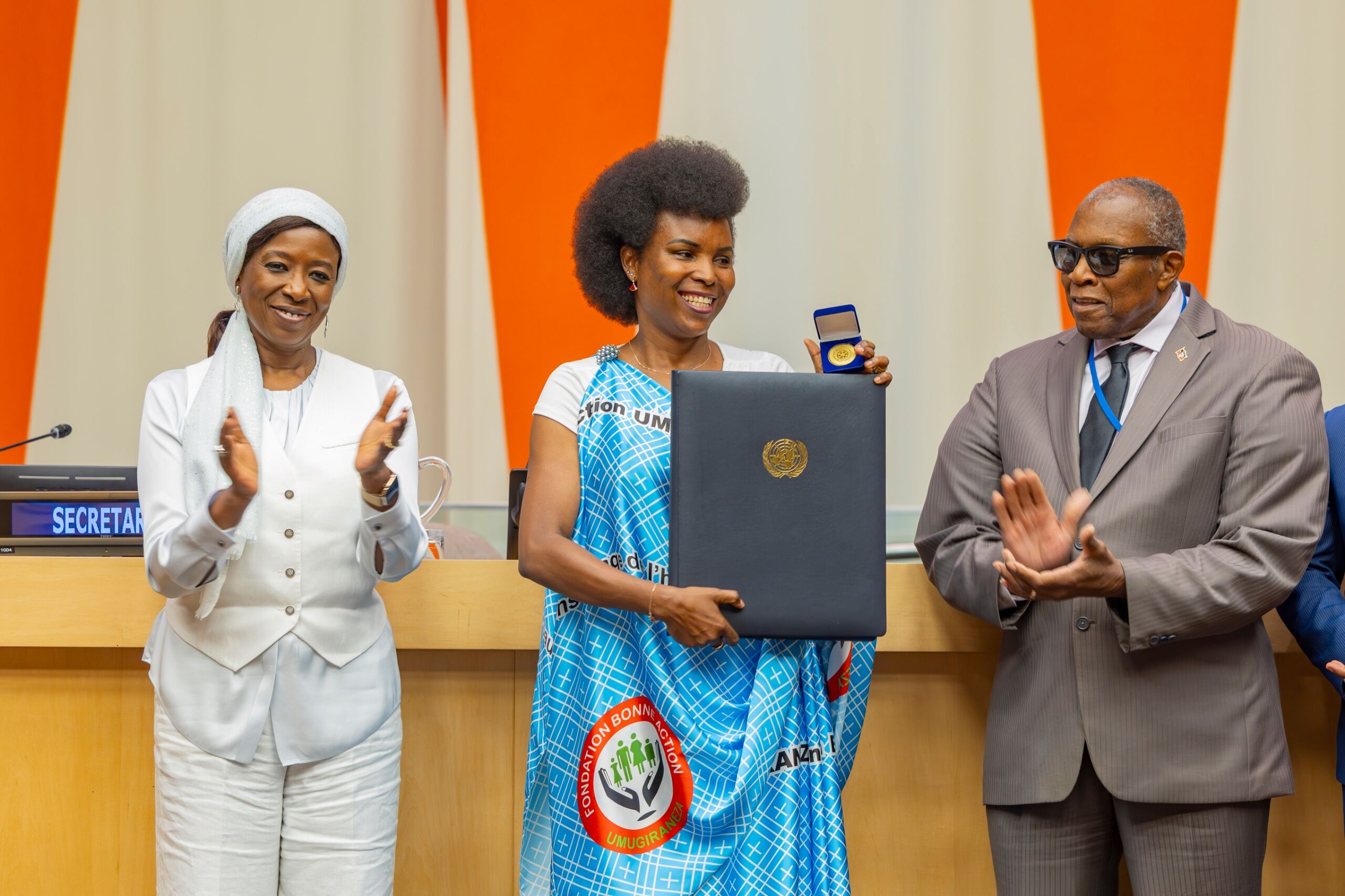 Prix ONU Population — La Fondation Merck félicite la Première Dame du Burundi et la Fondation Bonne Action Umugiraneza p