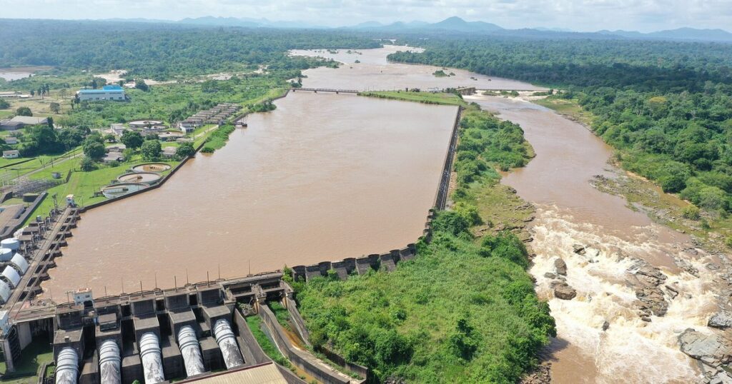 Barrage hydroélectrique africain avec sa retenue et ses conduites forcées, équipement du type du barrage Nyerere