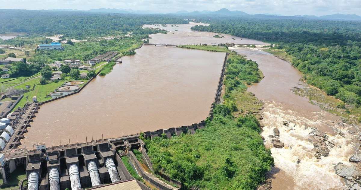 Barrage hydroélectrique africain avec sa retenue et ses conduites forcées, équipement du type du barrage Nyerere