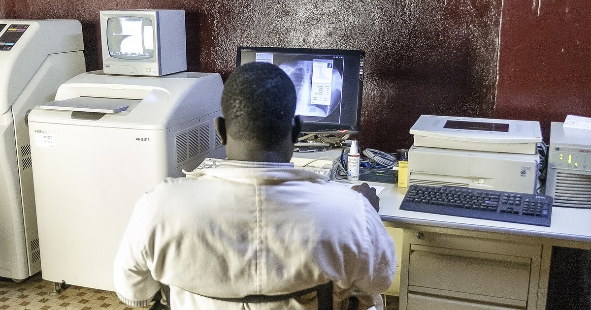 Agent de sante devant un ecran d'imagerie medicale au Burkina Faso, illustrant les donnees sur les personnels soignants