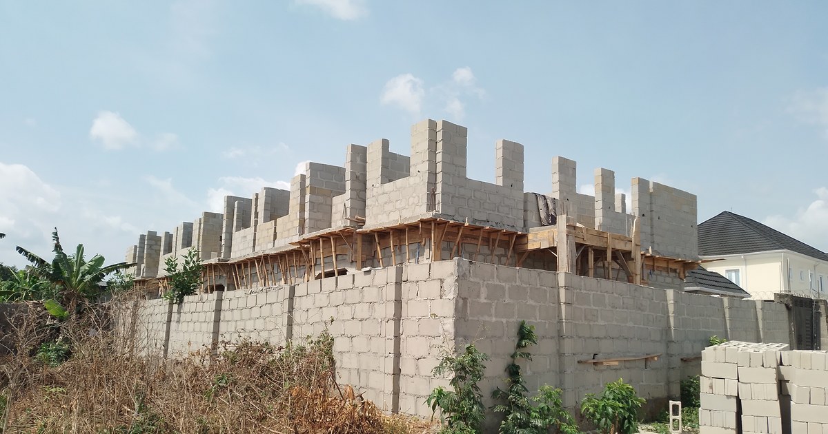 Chantier de construction en parpaings de ciment au Nigeria