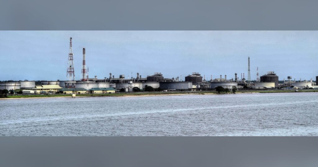 Complexe petrolier et gazier au Nigeria, pays aux 37 milliards de barils de reserves prouvees