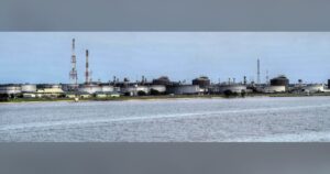 Complexe petrolier et gazier au Nigeria, pays aux 37 milliards de barils de reserves prouvees