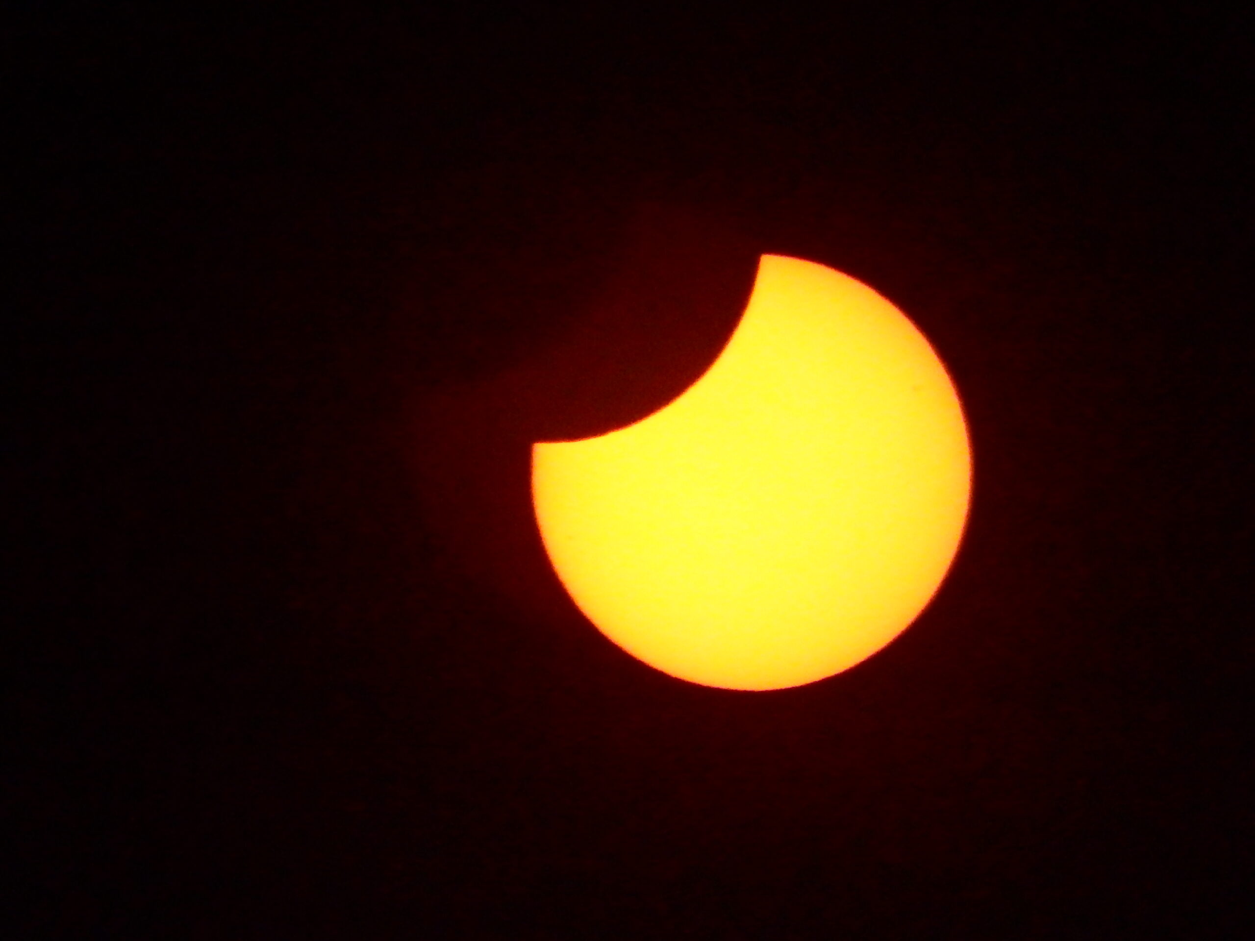 Éclipse solaire partielle du mois d'août, le disque du Soleil entamé par la Lune