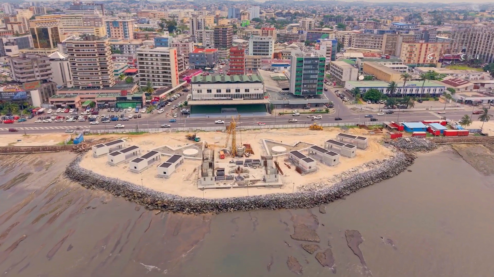 Vue du front de mer de Libreville, où l'influence française au Gabon est jugée négative par 78 % des sondés