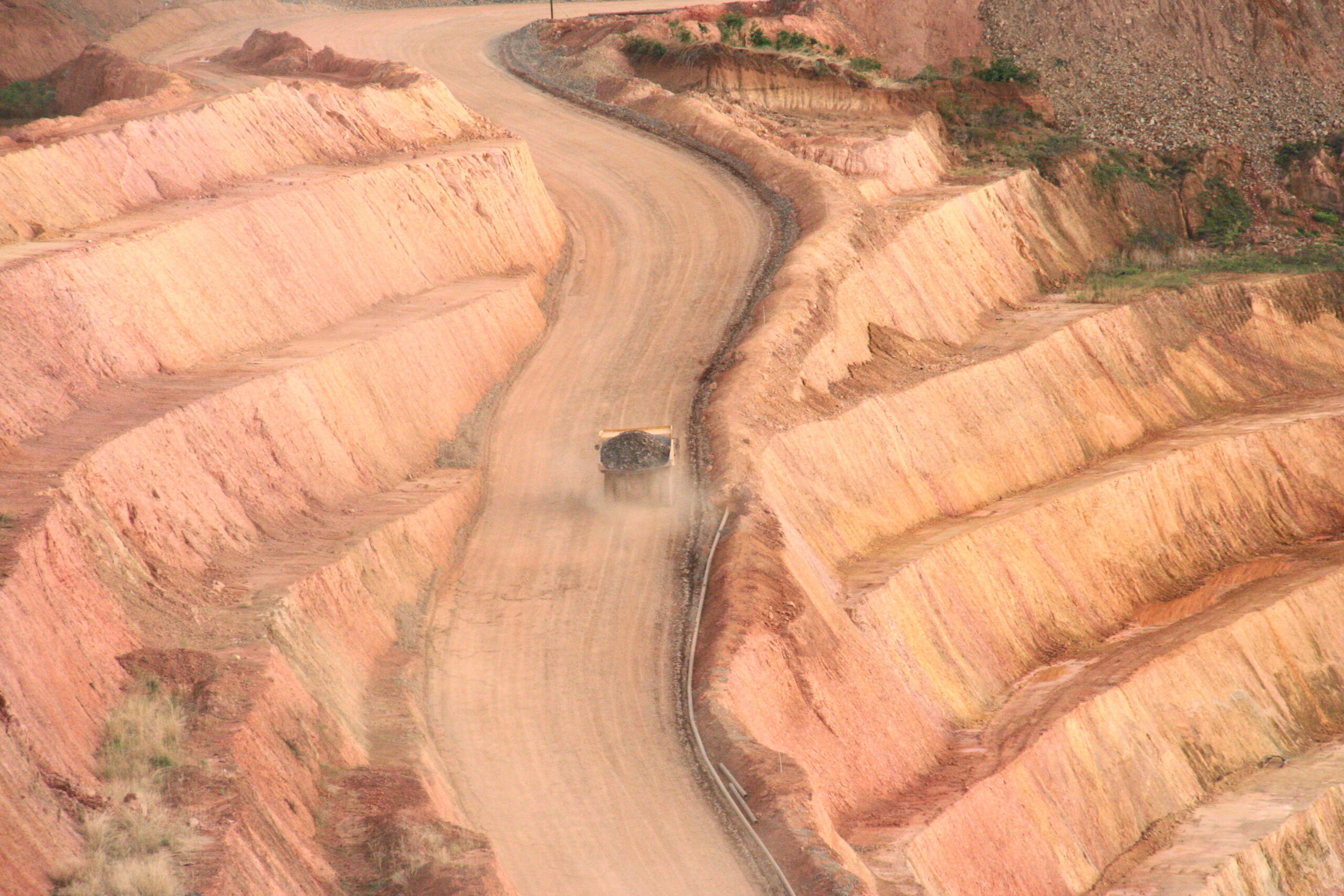 Camion de minerai dans une mine à ciel ouvert en Guinée, où le FMI encadre les revenus miniers