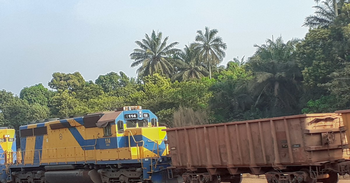 Train de minerai sur une voie ferrée africaine, illustrant la concession Lobito confiée à Mota-Engil