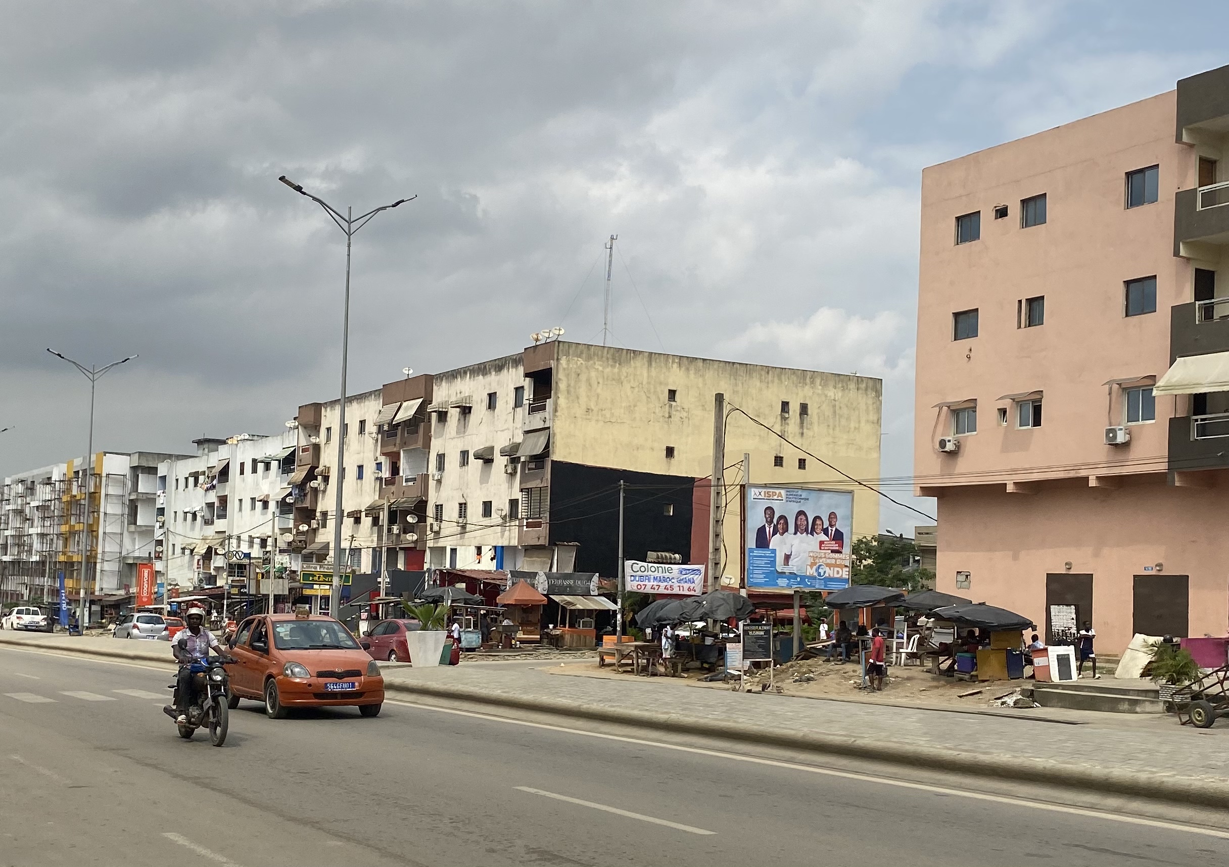 Immeubles d'habitation du boulevard Latrille à Angré, illustration des loyers à Abidjan