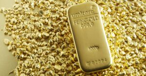 Lingot d'or fin et granules d'or, illustrant la valeur de l'orpaillage illicite ivoirien