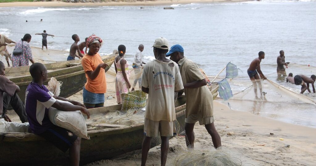 Pêcheurs artisanaux à Kribi, filière camerounaise concurrencée par les importations de poisson congelé