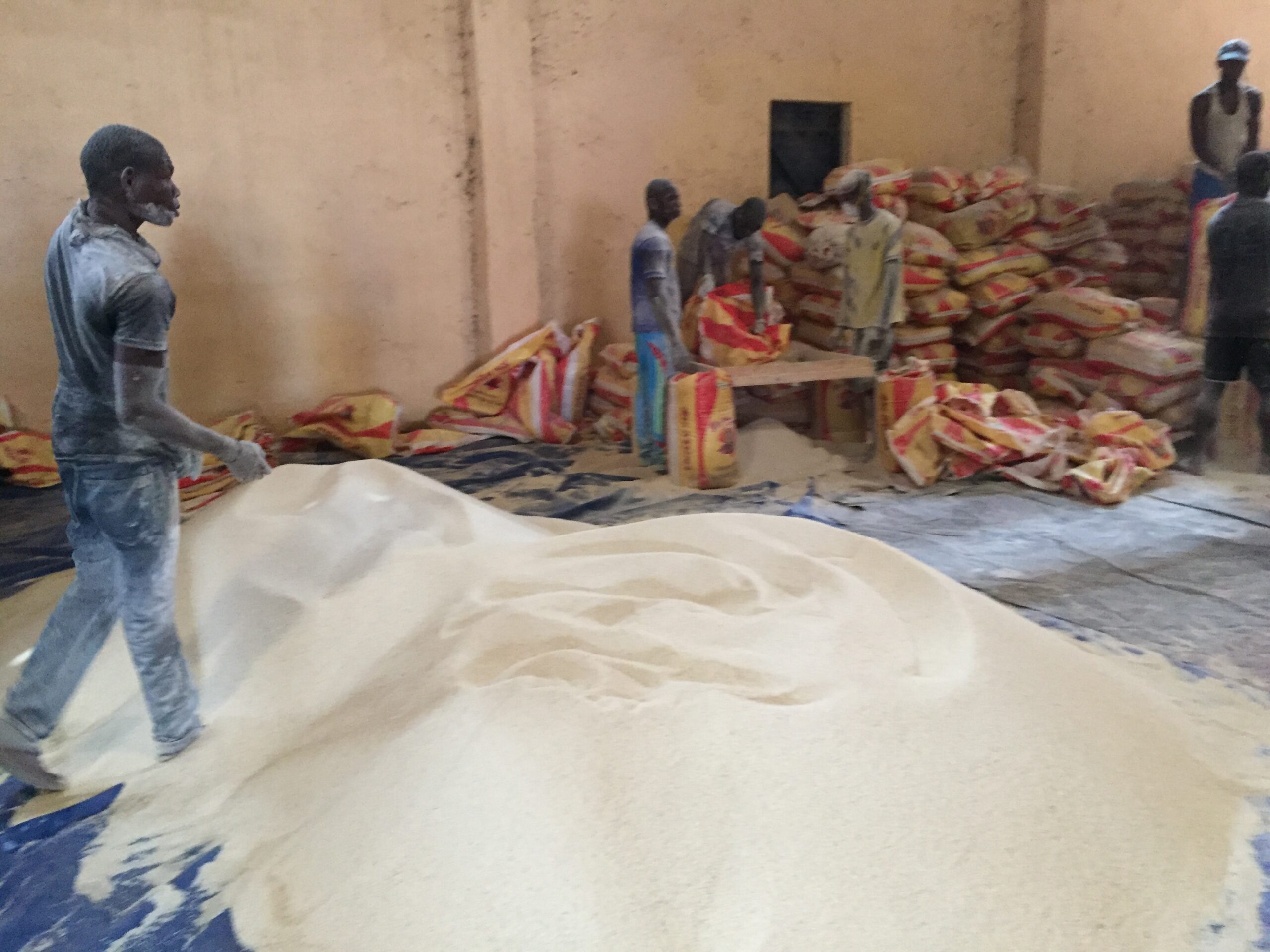 Manutention de riz dans un entrepôt à Dakar, alors que l'indice FAO des prix alimentaires atteint son plus haut niveau depuis trois ans