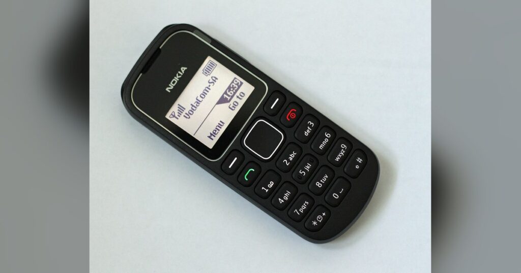 Telephone mobile d'entree de gamme, illustrant les recettes telecoms versees au Tresor congolais