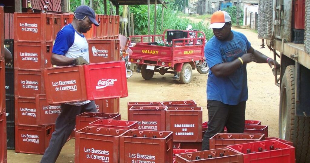 Casiers des Brasseries du Cameroun chargés sur un camion, filière visée par la fusion SABC-Guinness