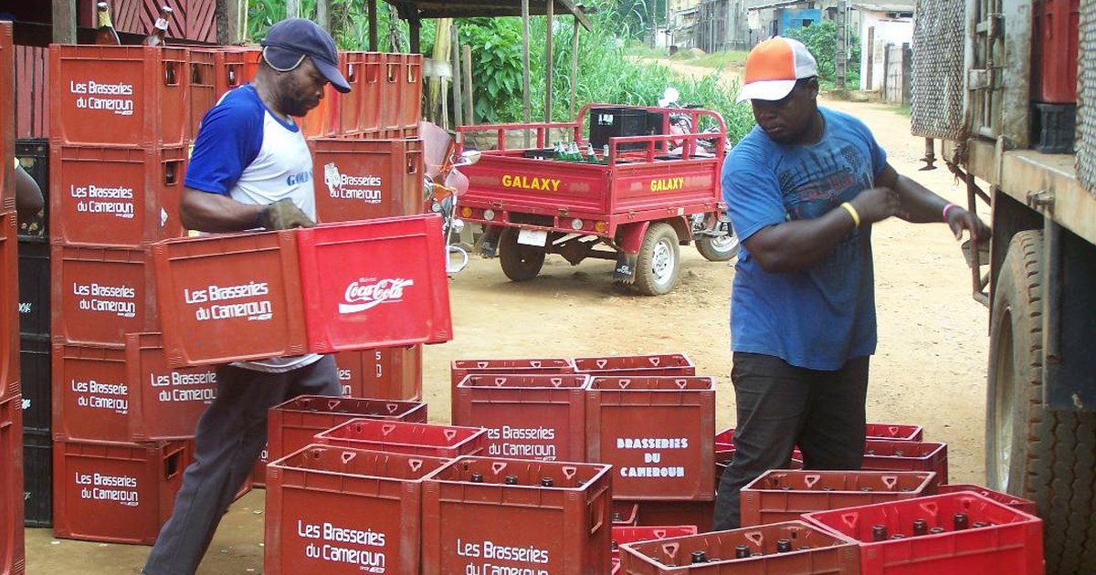 Casiers des Brasseries du Cameroun chargés sur un camion, filière visée par la fusion SABC-Guinness