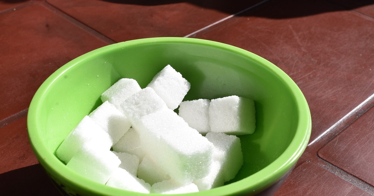 Morceaux de sucre blanc, illustrant la filiere sucriere camerounaise et la cession de la Sosucam