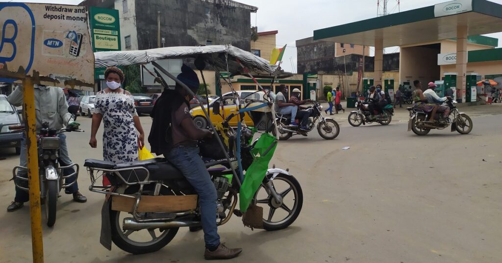 Motos-taxis à Douala, transport informel que le BRT de Douala doit remplacer