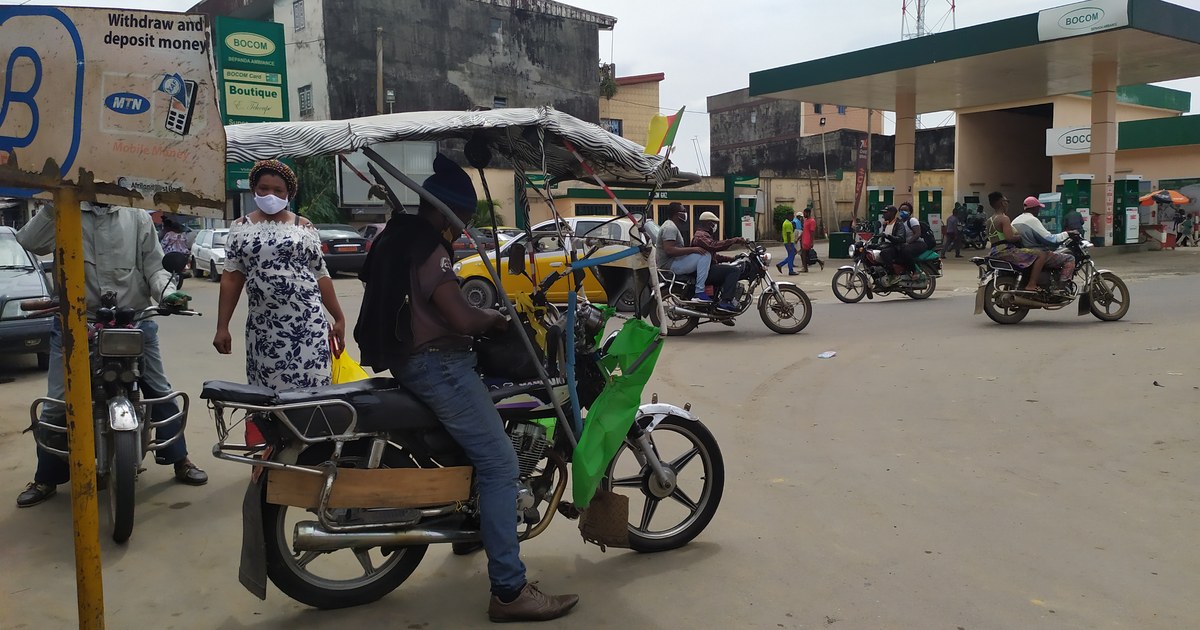 Motos-taxis à Douala, transport informel que le BRT de Douala doit remplacer