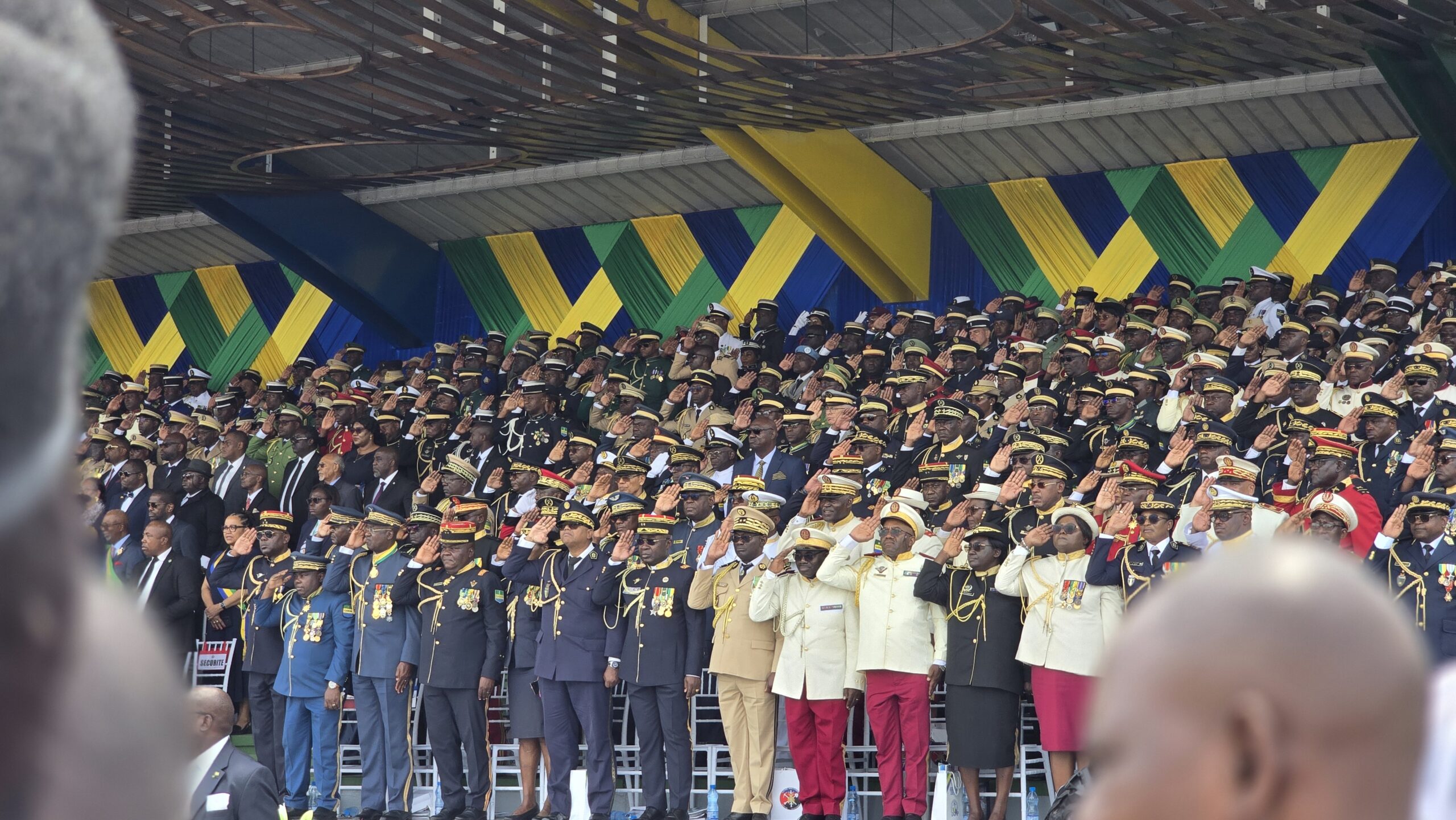 Officiers supérieurs gabonais au défilé du 17 août, armée concernée par la coopération Chine Gabon