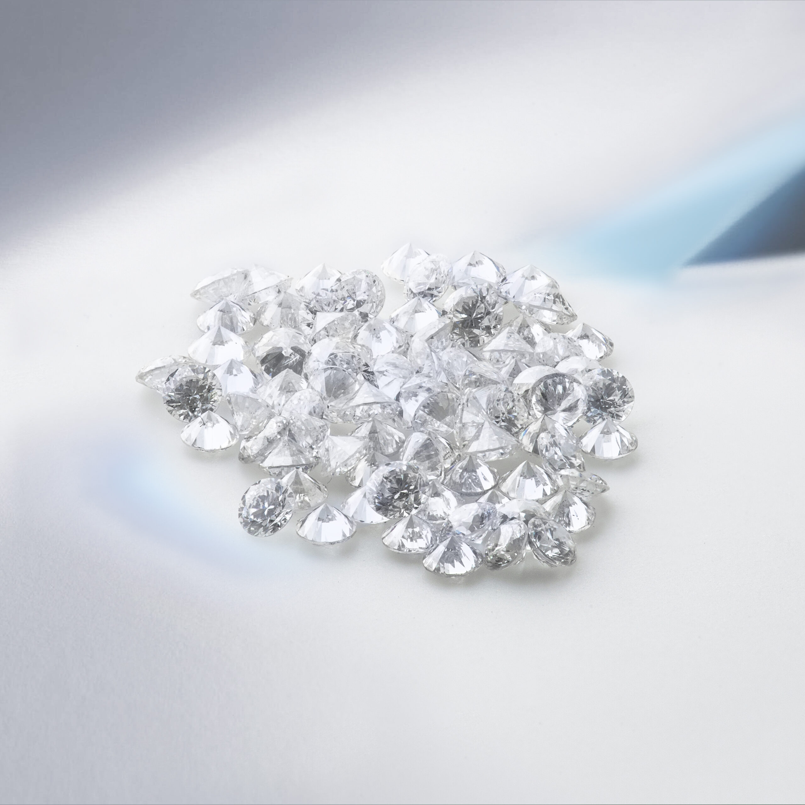 Diamants de laboratoire polis et incolores, prêts pour la joaillerie
