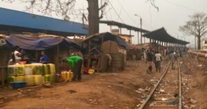 Voies ferrées abandonnées près du port de Conakry, en Guinée, pays du gisement de fer de Kalia